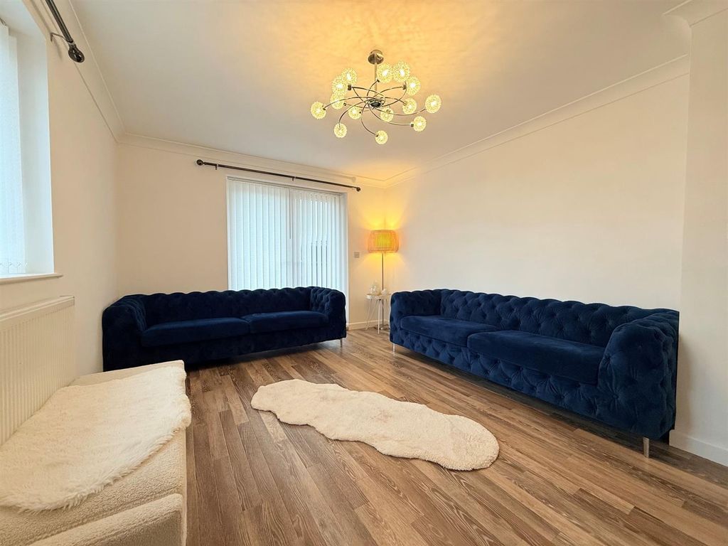 Property photo 3 of 11 Living Room