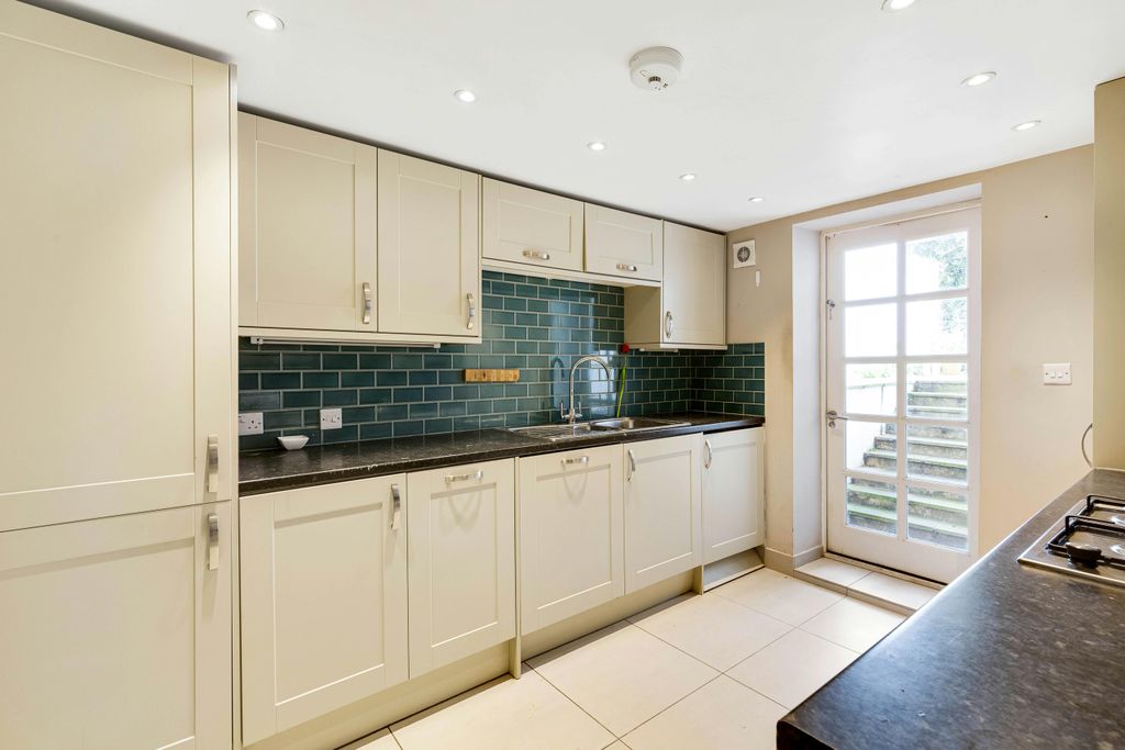 Property photo 3 of 10 Kitchen