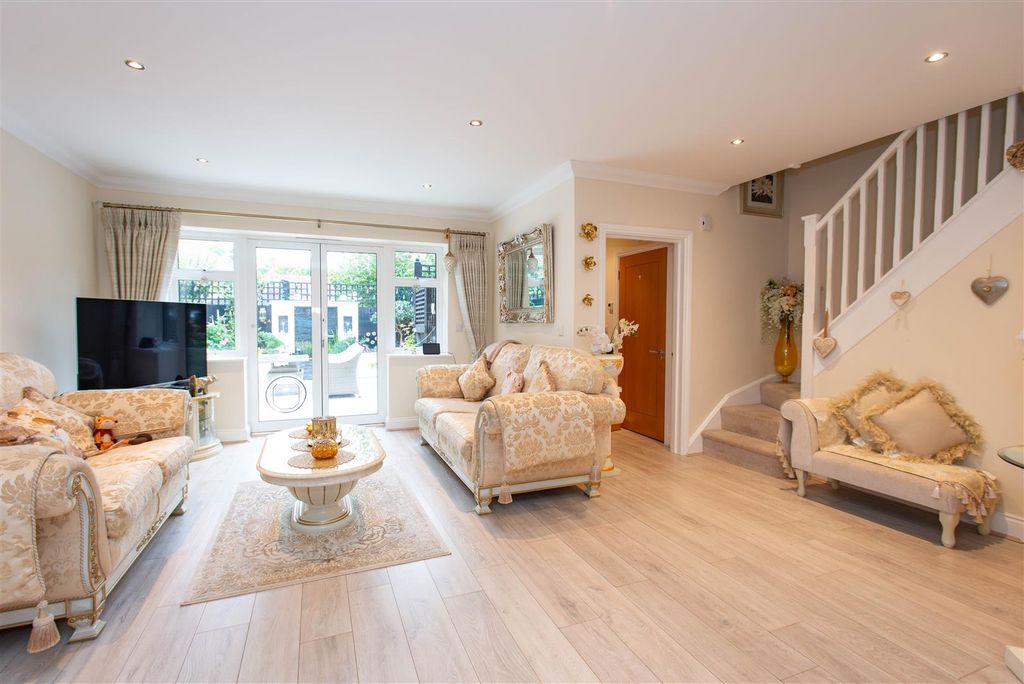 Property photo 2 of 13 2025.10.14 - 4 Alma Barn Mews, Br6 7Fe-2597.Jpg