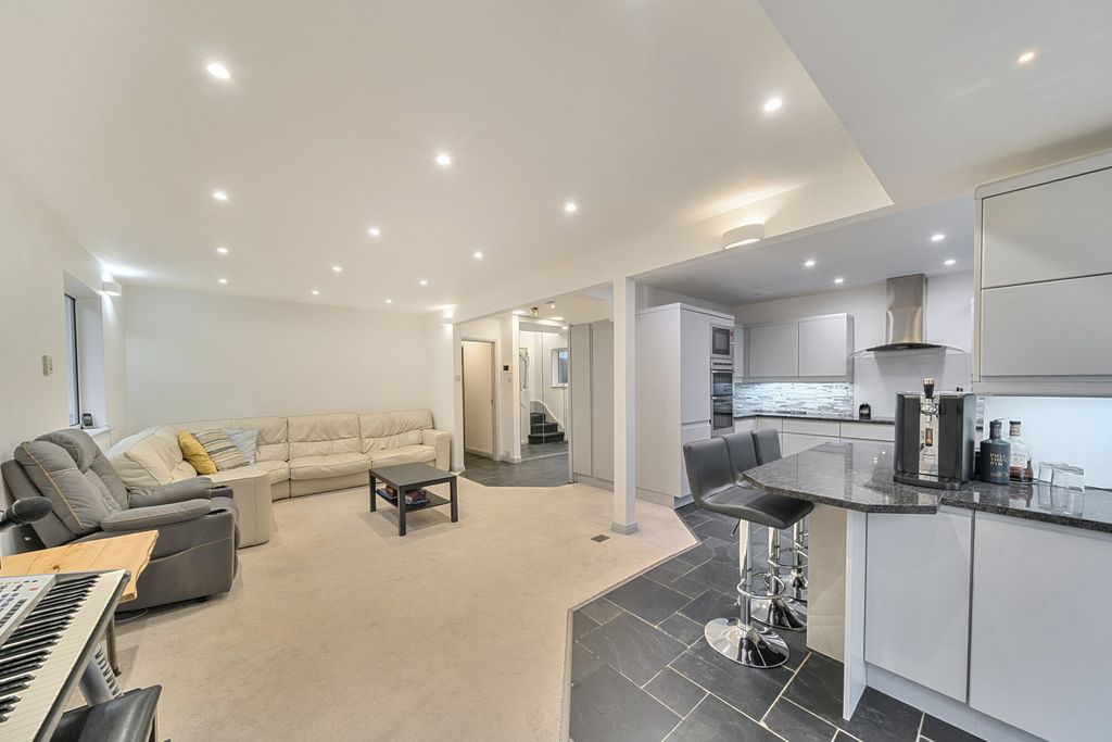 Property photo 2 of 29 1362445-12-68Df9d...