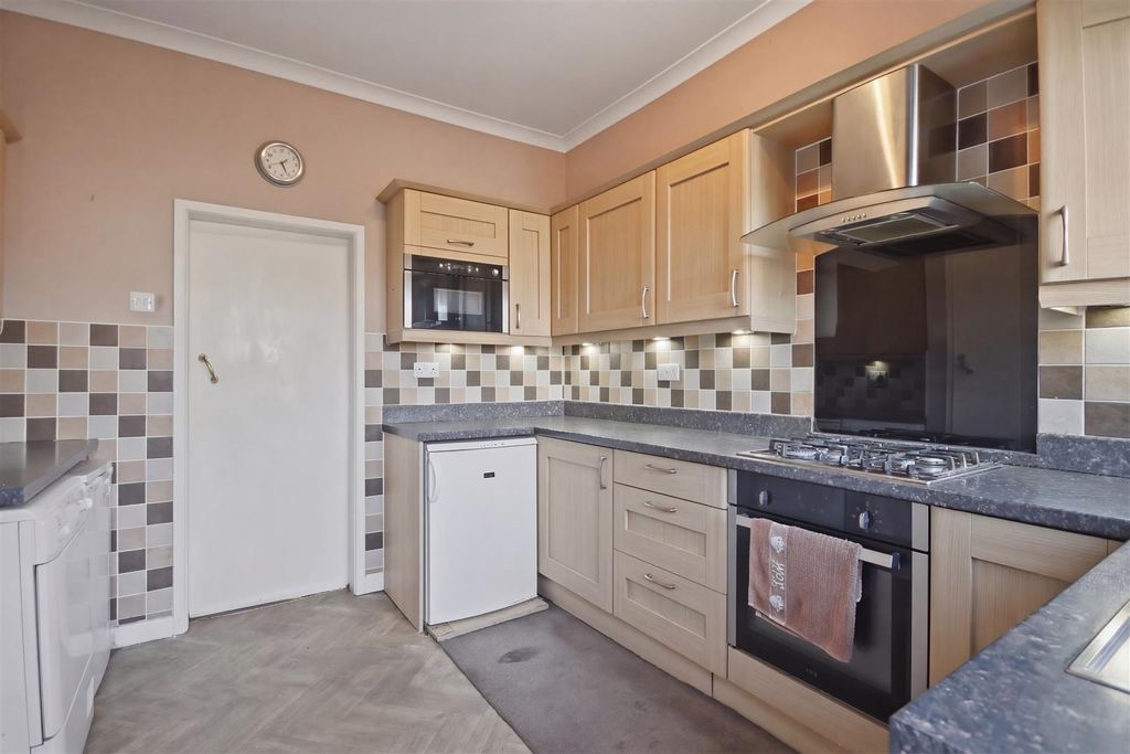 Property photo 2 of 14 'l' Shaped Breakfast Kitchen