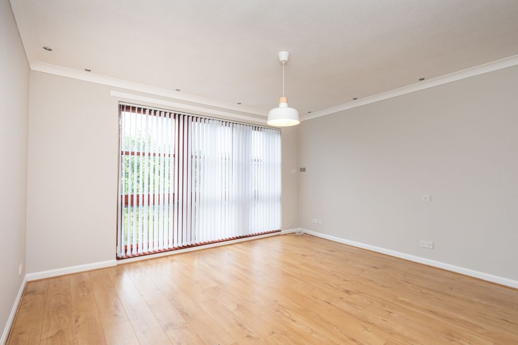 Property photo 2 of 16 2-1 32 St Ninian Terrace G5 0Rj-6