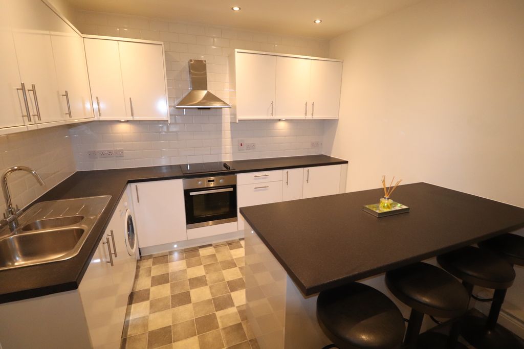 Property photo 3 of 9 Kitchen