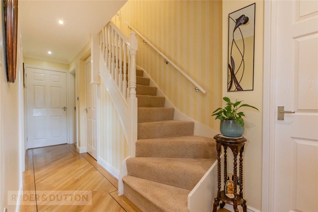 Property photo 3 of 34 Entrance Hall