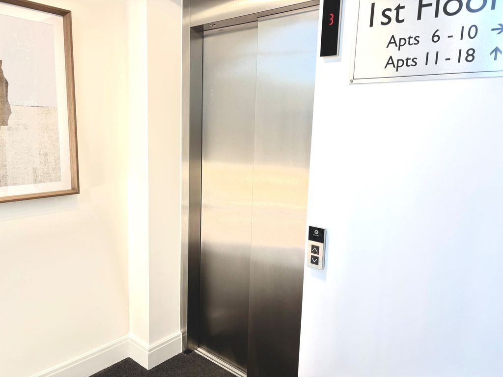 Property photo 3 of 13 Lift