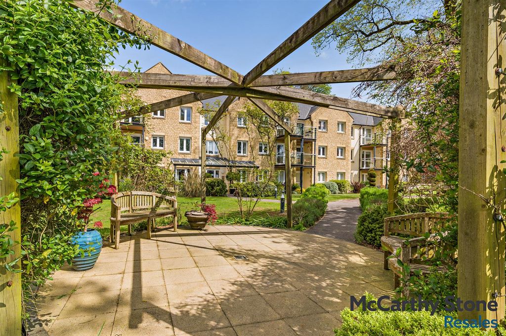 Property photo 2 of 18 Communal Gardens