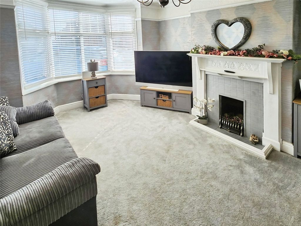 Property photo 2 of 17 Lounge