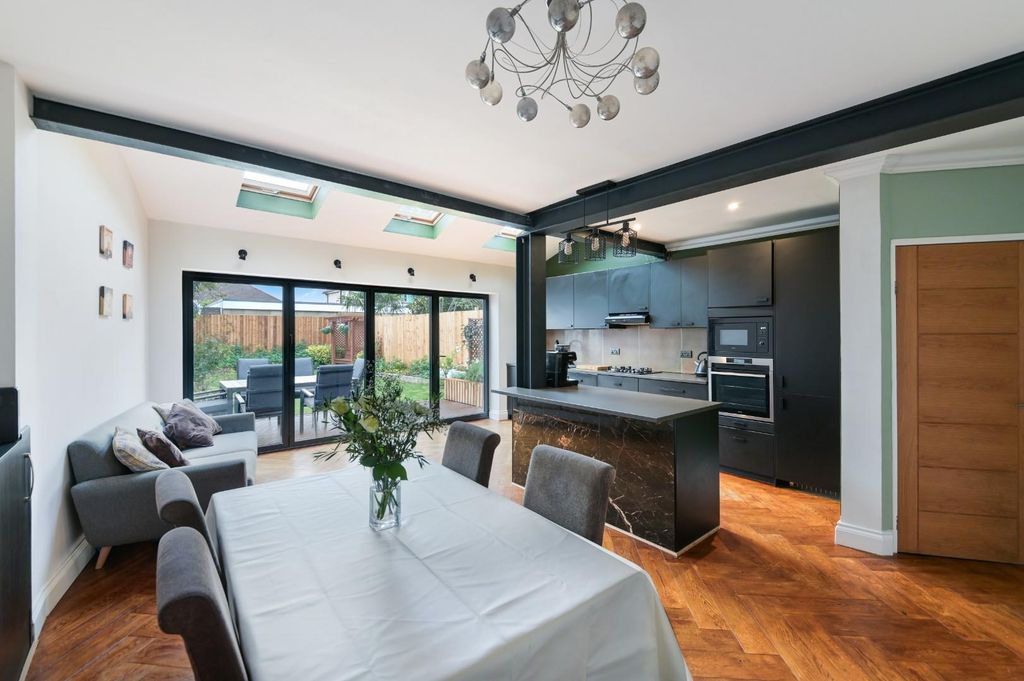 Property photo 2 of 20 Francis Close, (12).Jpg