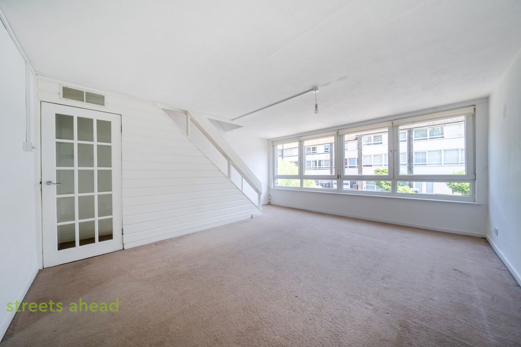 Property photo 2 of 18 F2F4F462-21A7-412...