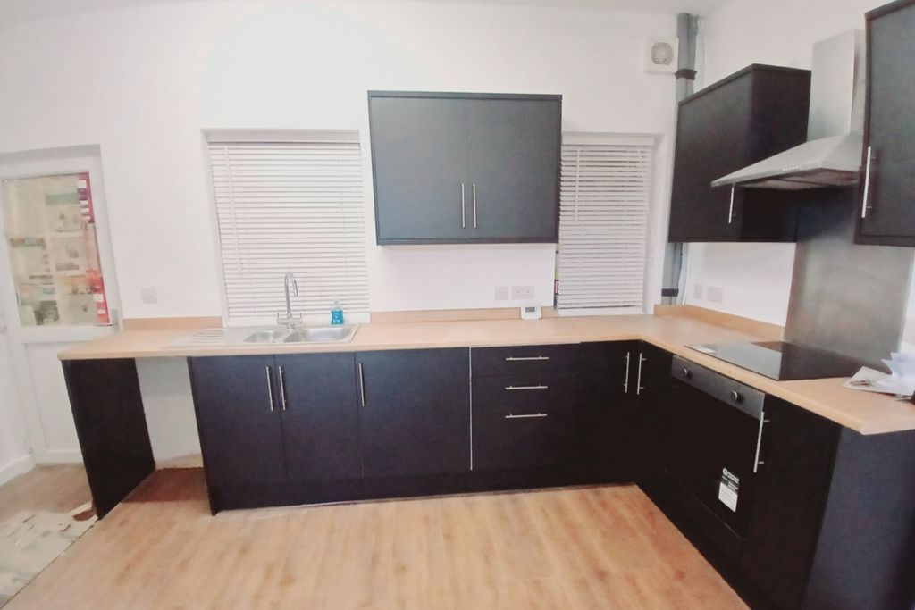 Property photo 3 of 7 Kitchen