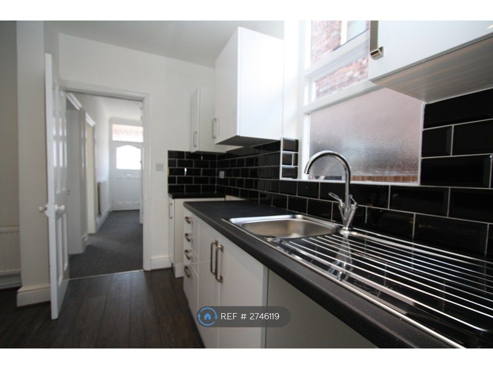 Property photo 3 of 11 Kitchen