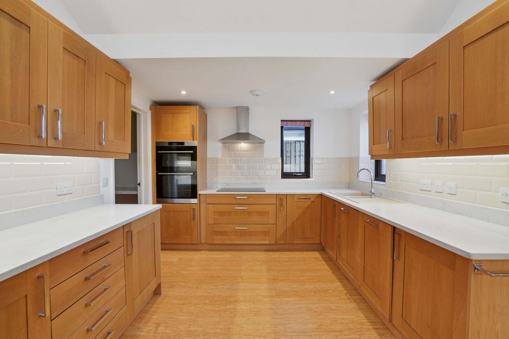 Property photo 3 of 27