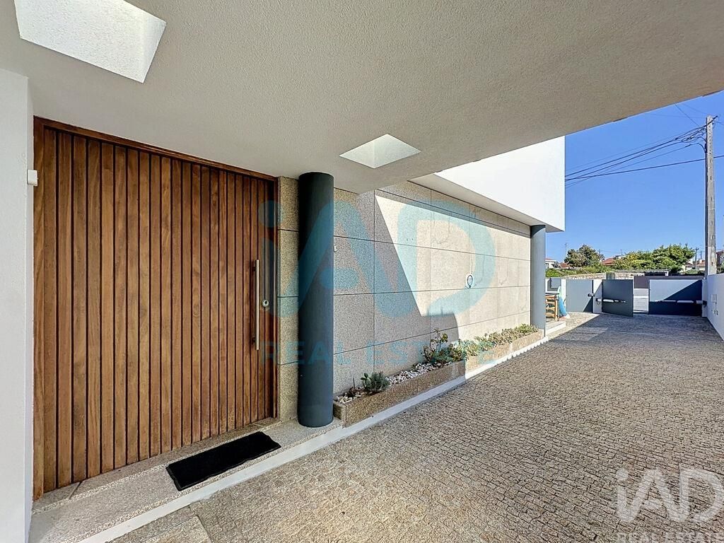 Property photo 2 of 40