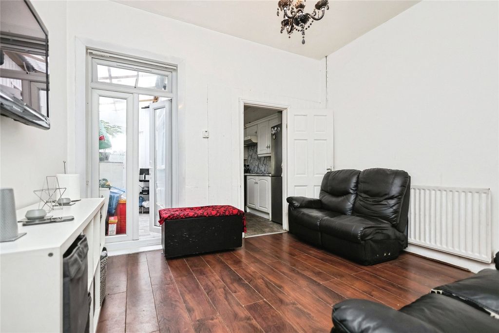 Property photo 2 of 17 Picture No. 11
