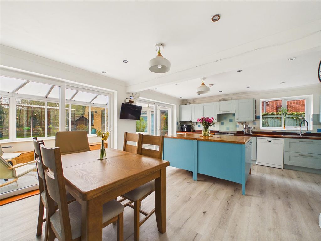 Property photo 2 of 21 Cam03303G0-Pr0338-Still006.Jpg