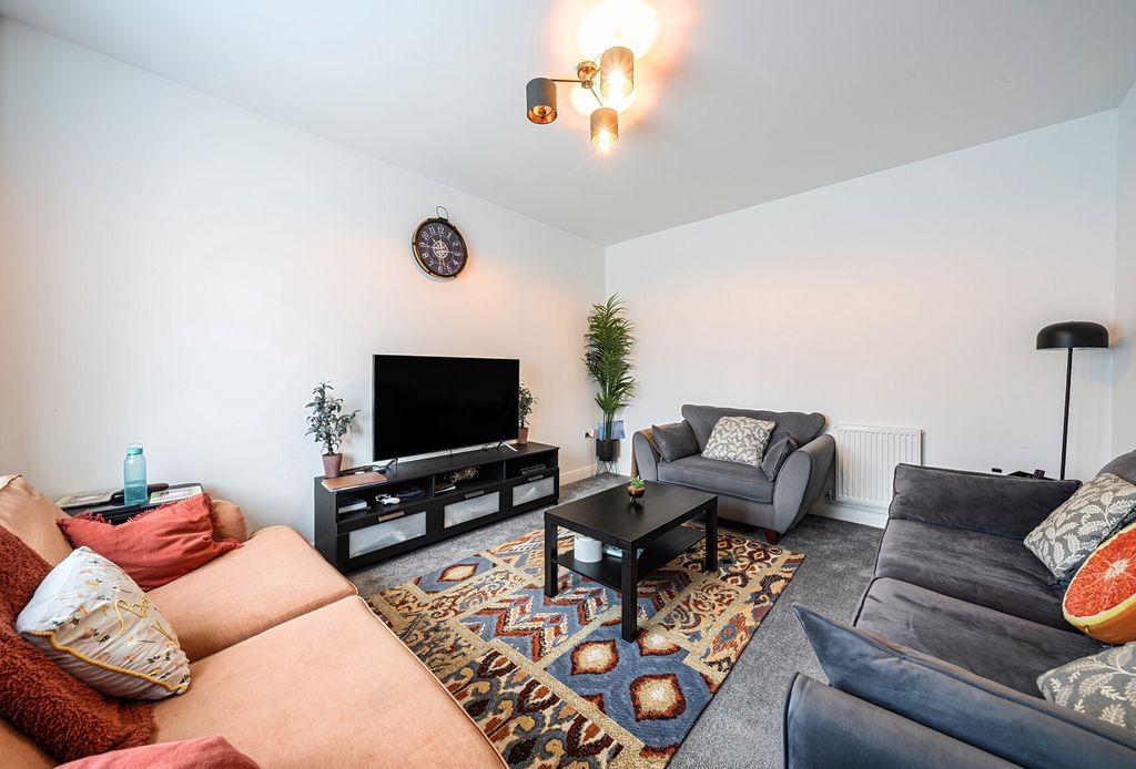 Property photo 2 of 13 1365395-10-68E8d7...