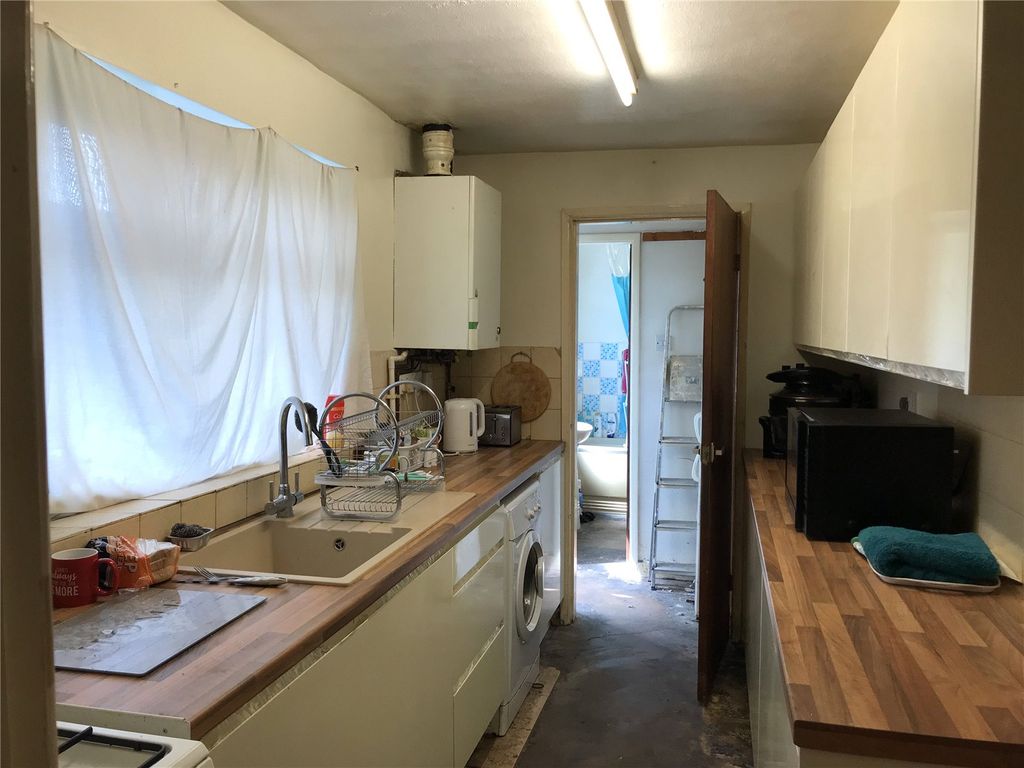 Property photo 3 of 8 Kitchen