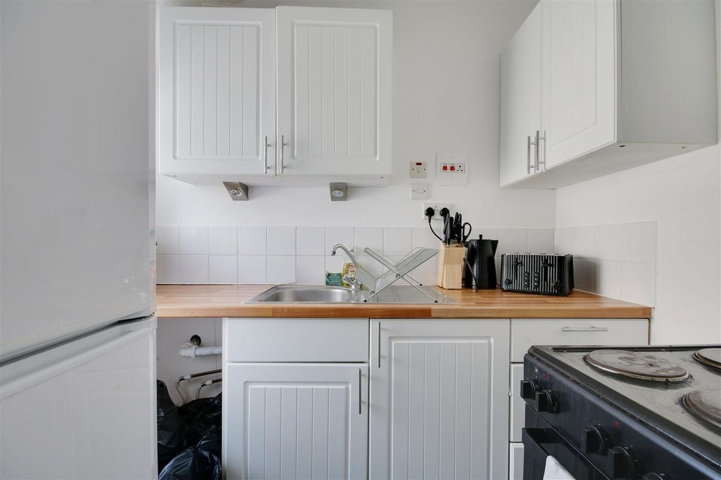 Property photo 2 of 5 Kitchen