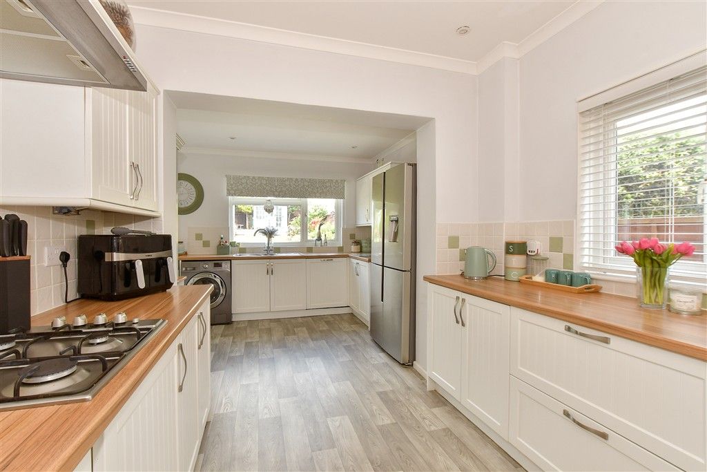 Property photo 3 of 17 Kitchen