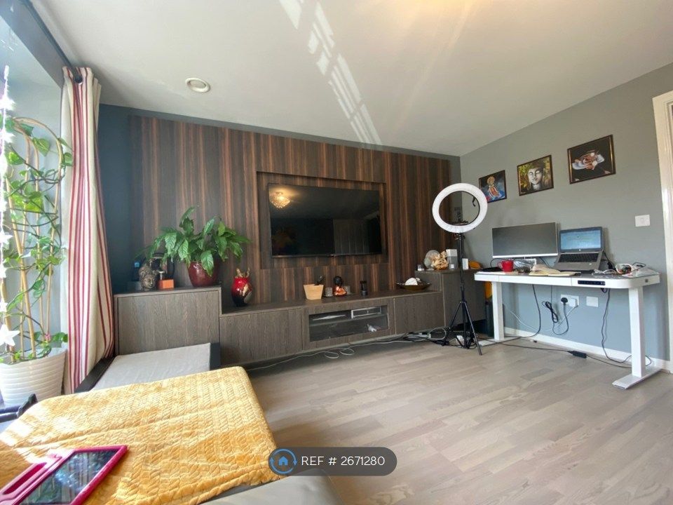 Property photo 1 of 24 Living 2