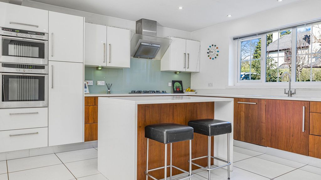 Property photo 3 of 37