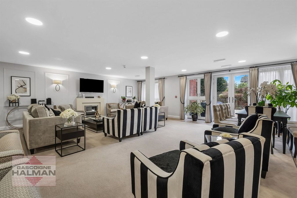 Property photo 2 of 23 Communal Lounge