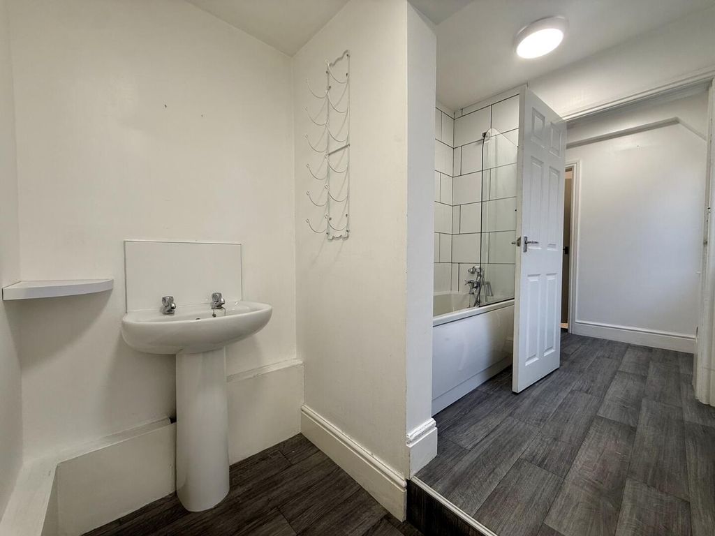 Property photo 3 of 19 Bathroom