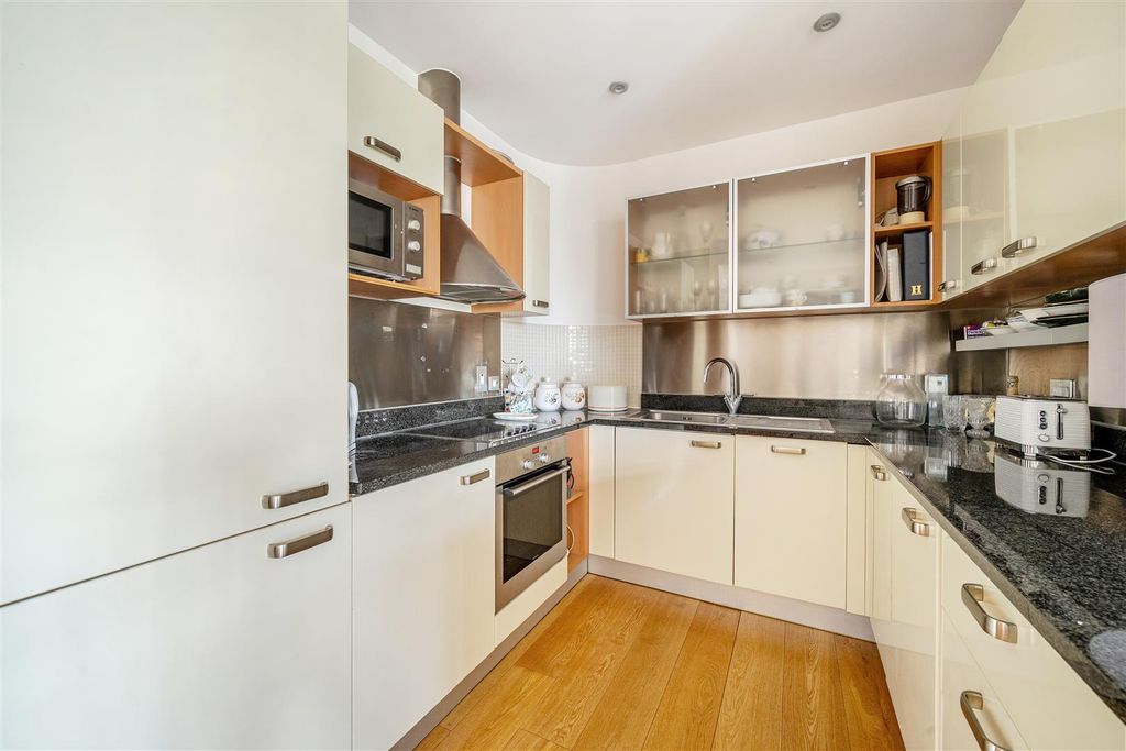 Property photo 3 of 19 Kitchen