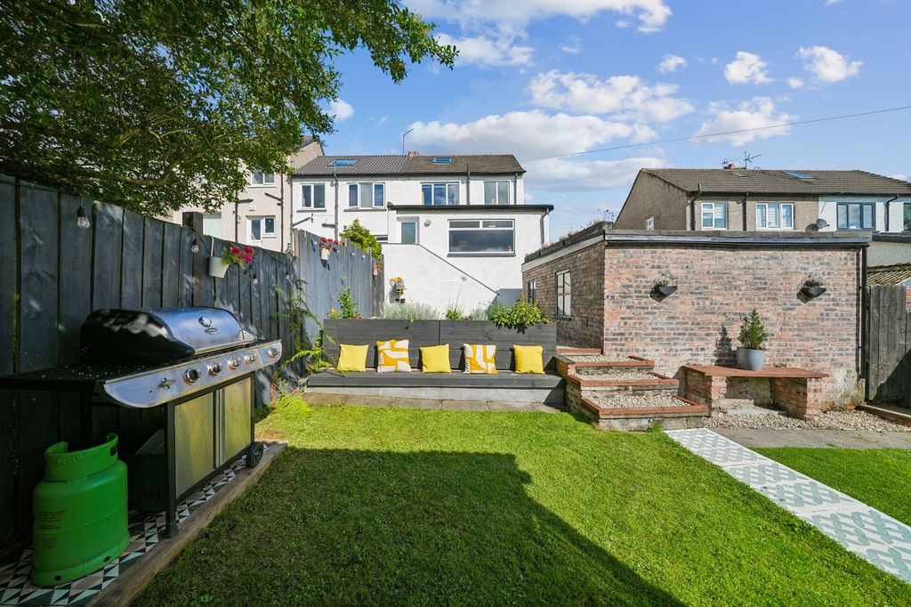 Property photo 2 of 32