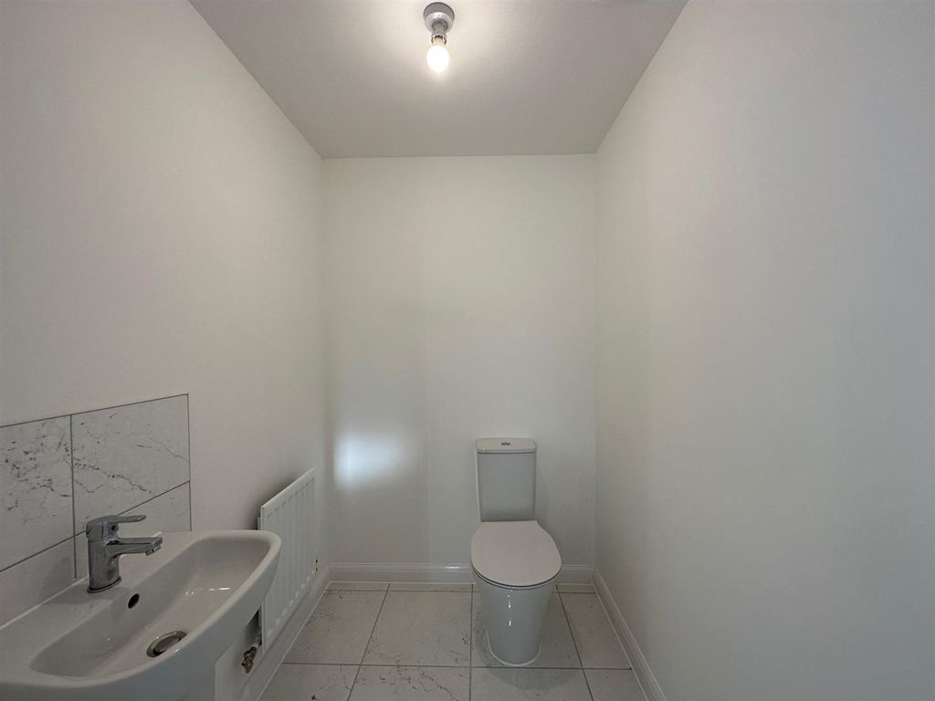 Property photo 3 of 20 Cloakroom.Jpg