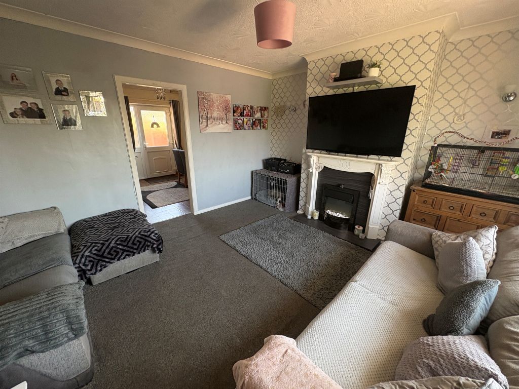 Property photo 3 of 11 Lounge: