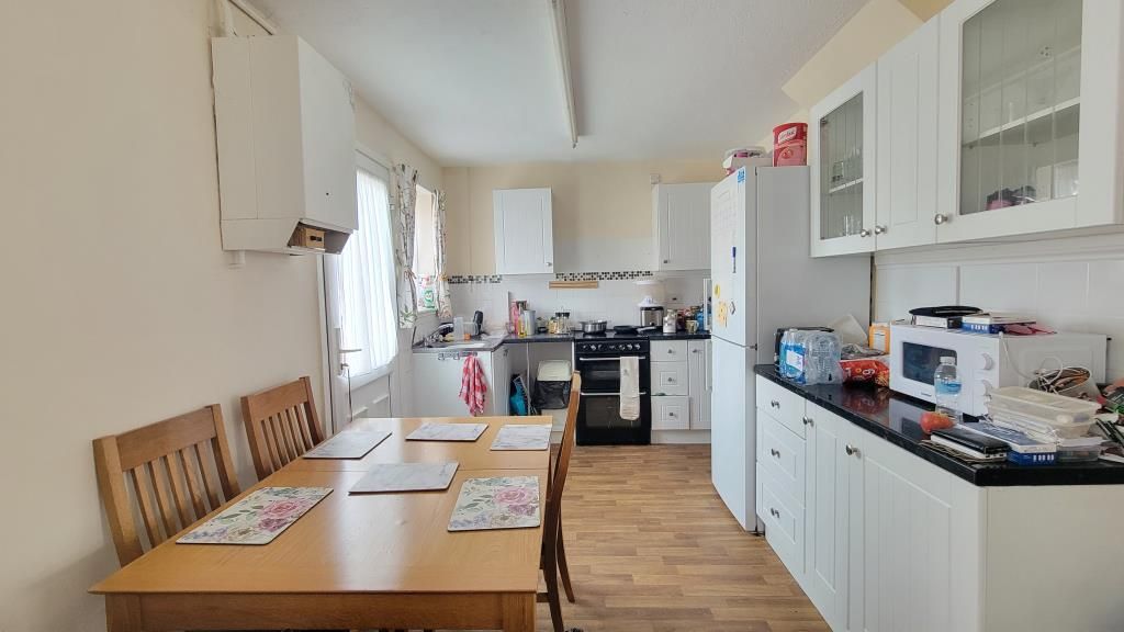 Property photo 3 of 8 Kitchen