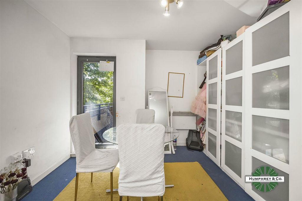 Property photo 3 of 12 Flat 7, 2 Bloomfield Court Brisbane Road -008.Jpg