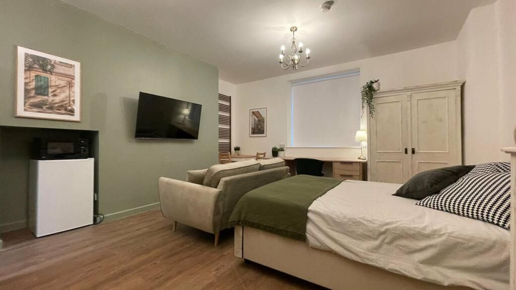 Property photo 2 of 5 A Spacious And Stylish Large Double Bedroom Featur...
