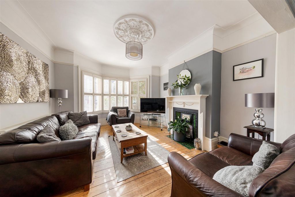 Property photo 2 of 27 Harpenden Road E12