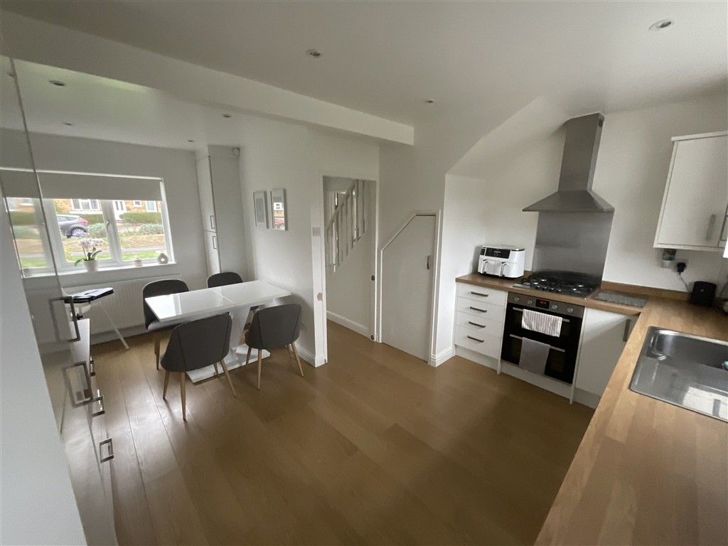 Property photo 3 of 8 Kitchen