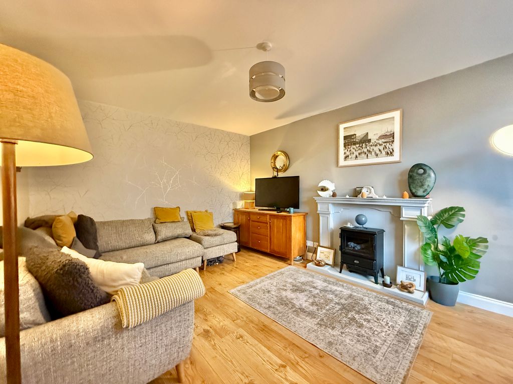 Property photo 3 of 21 Living Room