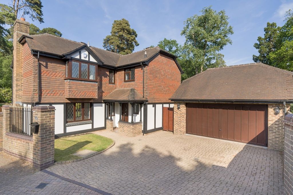 Property photo 1 of 8 Oakdene