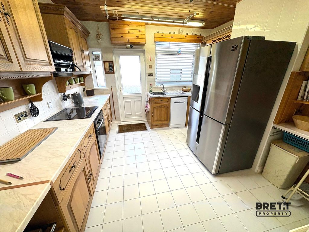 Property photo 3 of 10 Kitchen