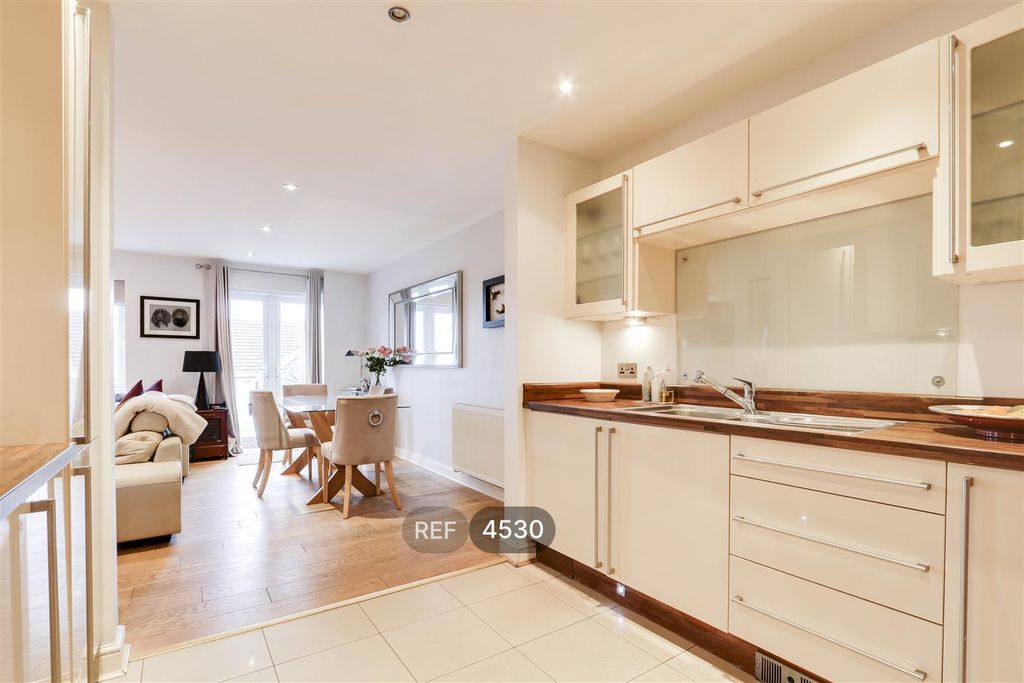 Property photo 3 of 17 Kitchen