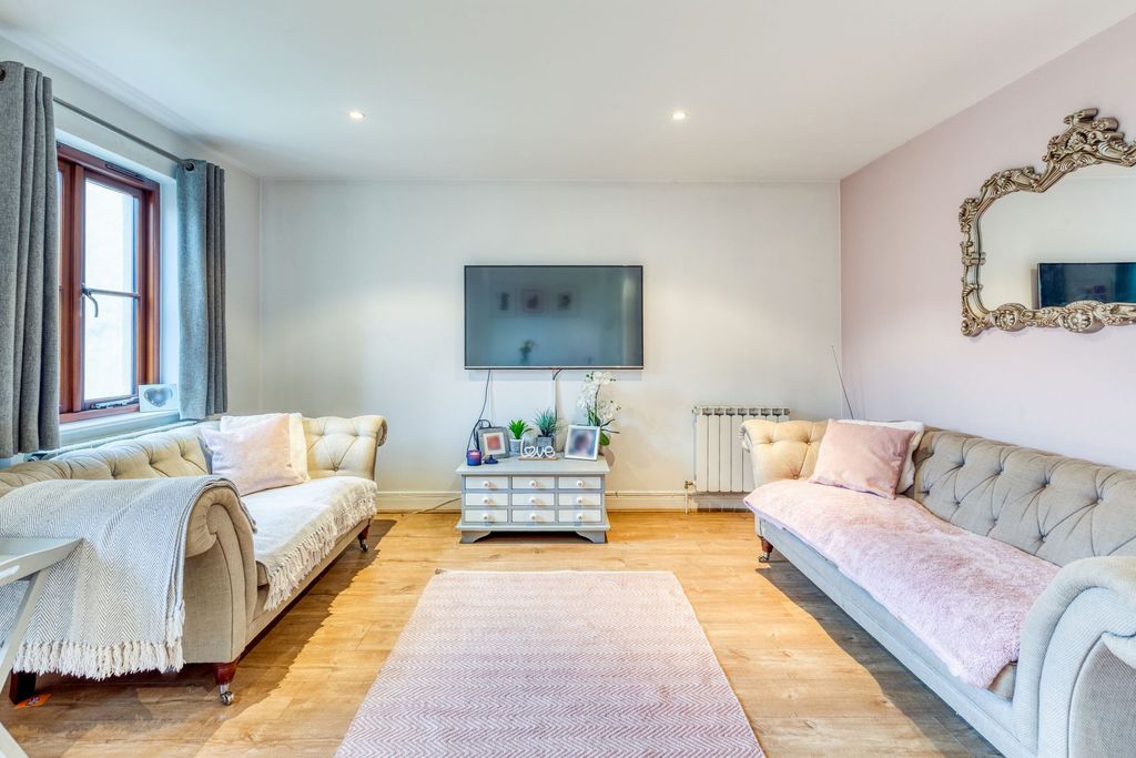 Property photo 3 of 28