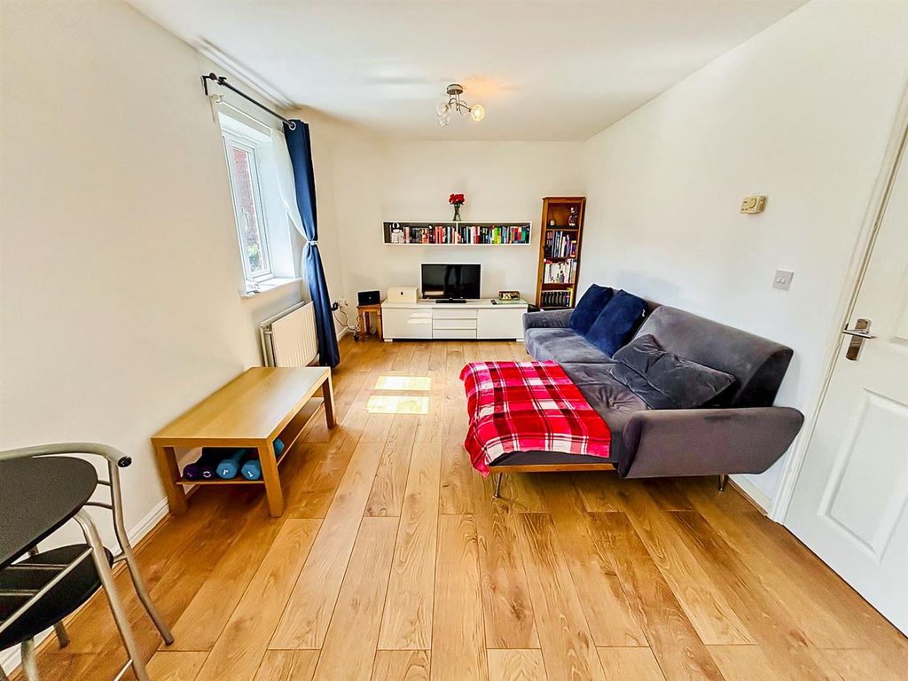 Property photo 2 of 14 Living Room / Dining Area: