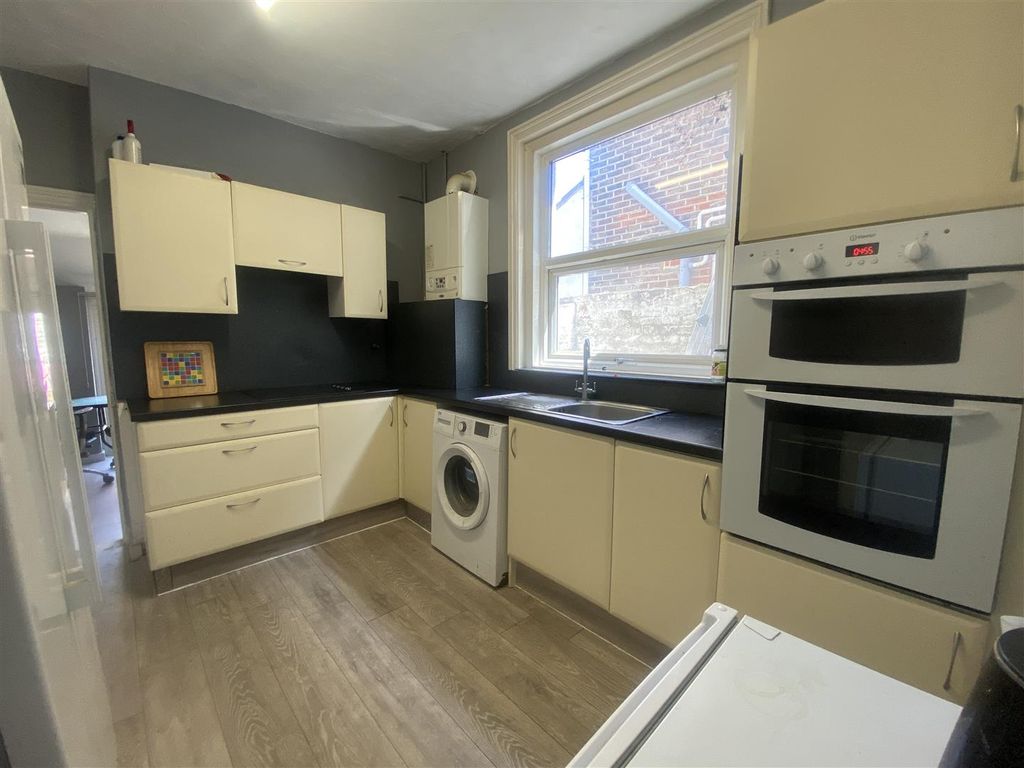 Property photo 3 of 17 Kitchen
