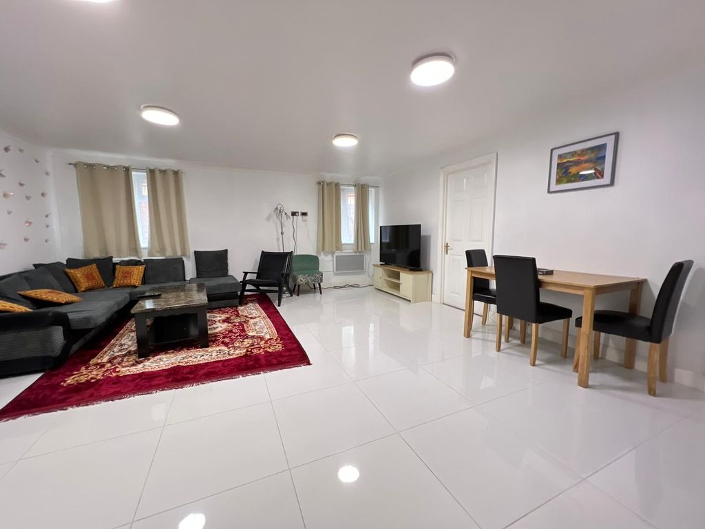 Property photo 3 of 8 Gallery