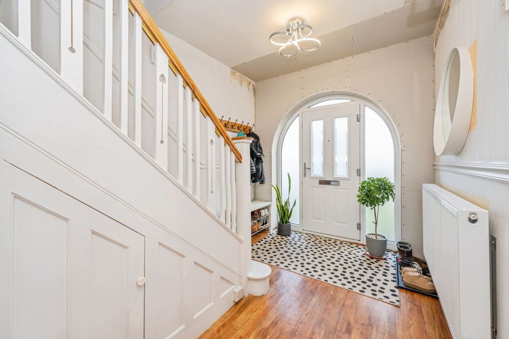 Property photo 3 of 21 Entrance Hall