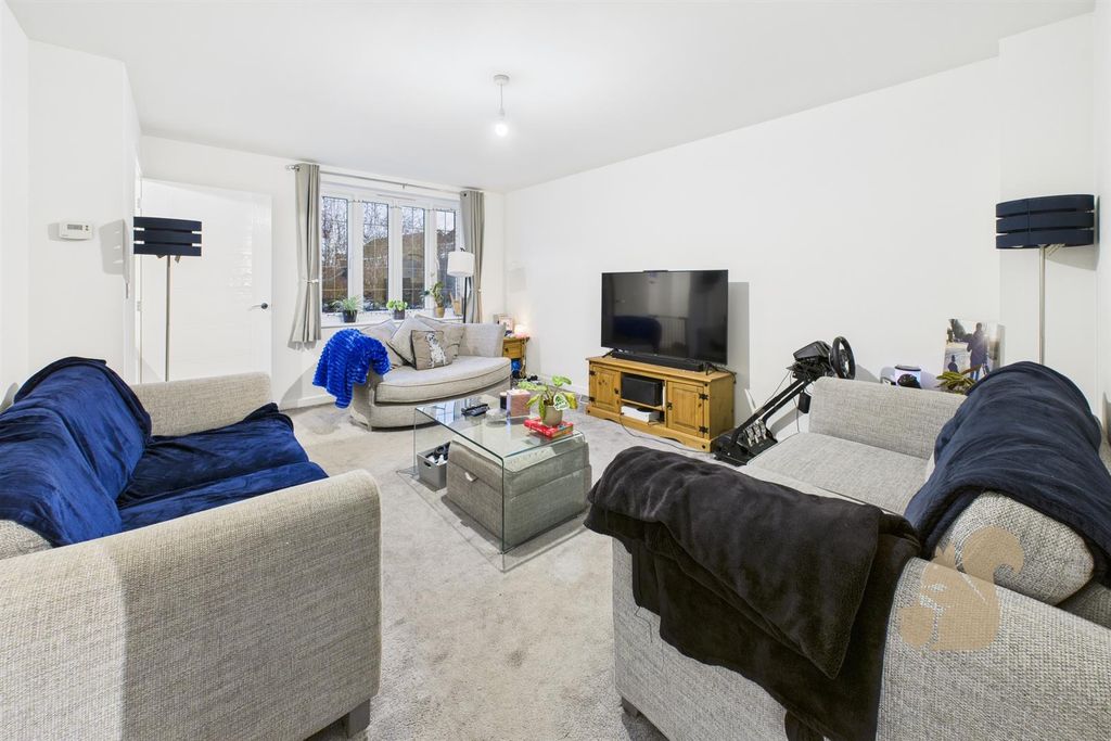 Property photo 3 of 17 Lounge