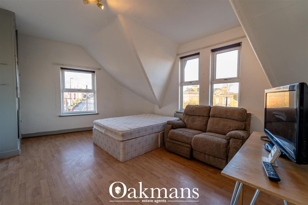 Property photo 2 of 9 Flat 2, 130 Cape Hil