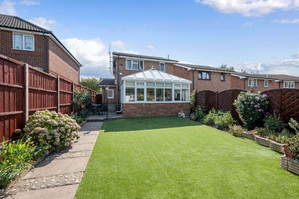 Property photo 2 of 14 Chessington Road