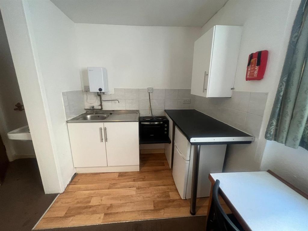 Property photo 2 of 7 Kitchen