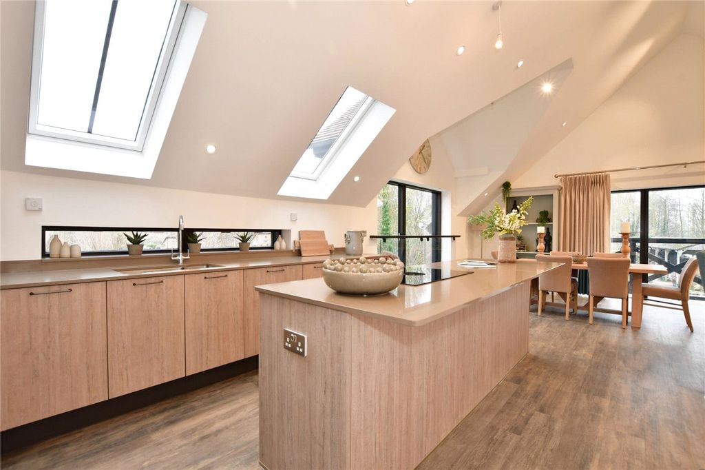 Property photo 2 of 36 Picture No. 33